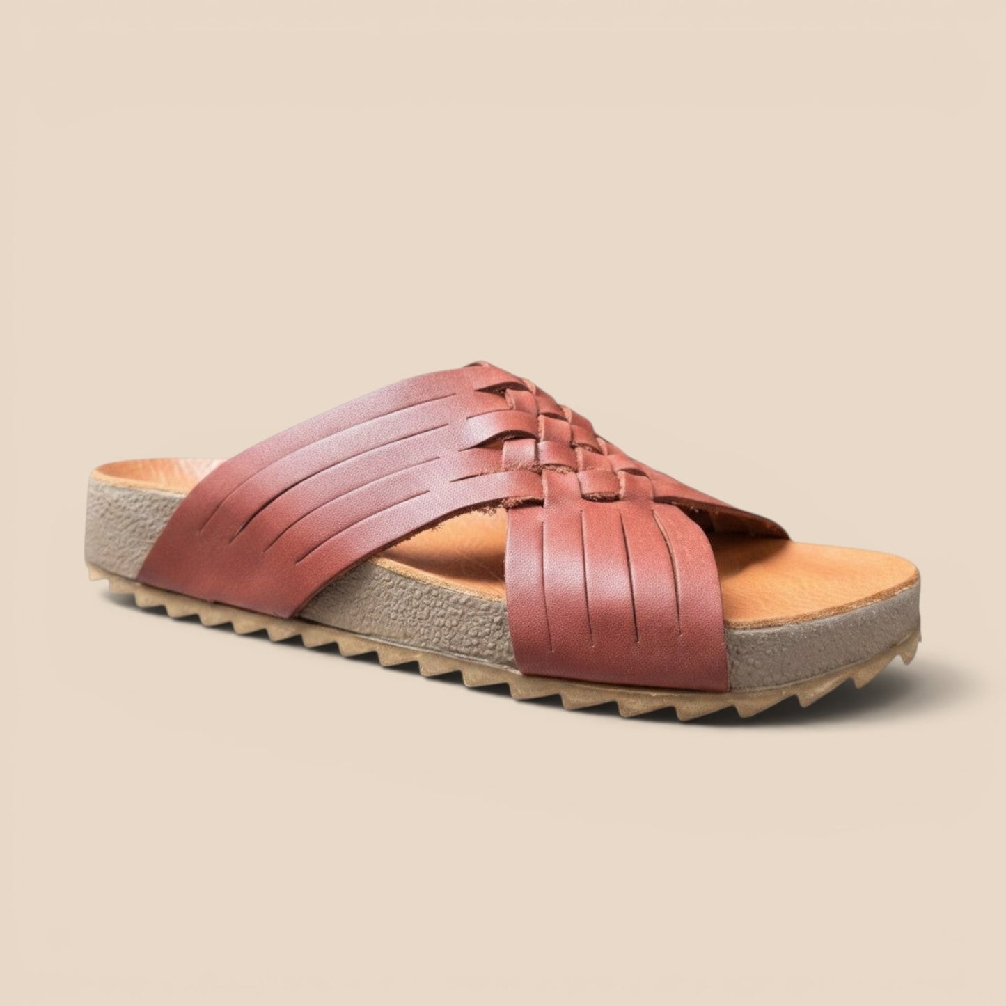 Huarache artesanal de dama CALZADO ORTEGAS en cuero color café con tiras entrelazadas y suela dentada resistente.