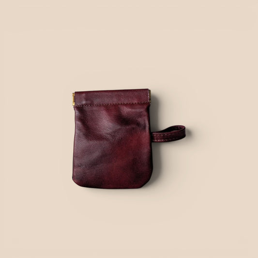 Acc08 — Bolsa Artesanal de Piel · Mini Tote con Asa · Vino · Hecho en México