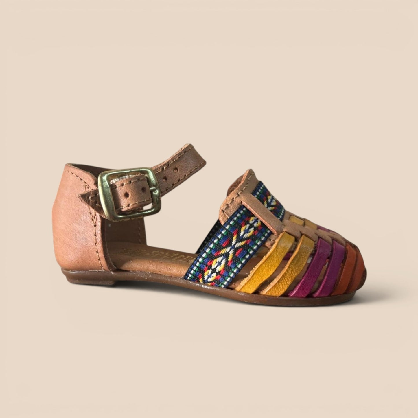 N 7 — Huarache Artesanal Niña · Café con Tiras Arcoíris · Piel Genuina