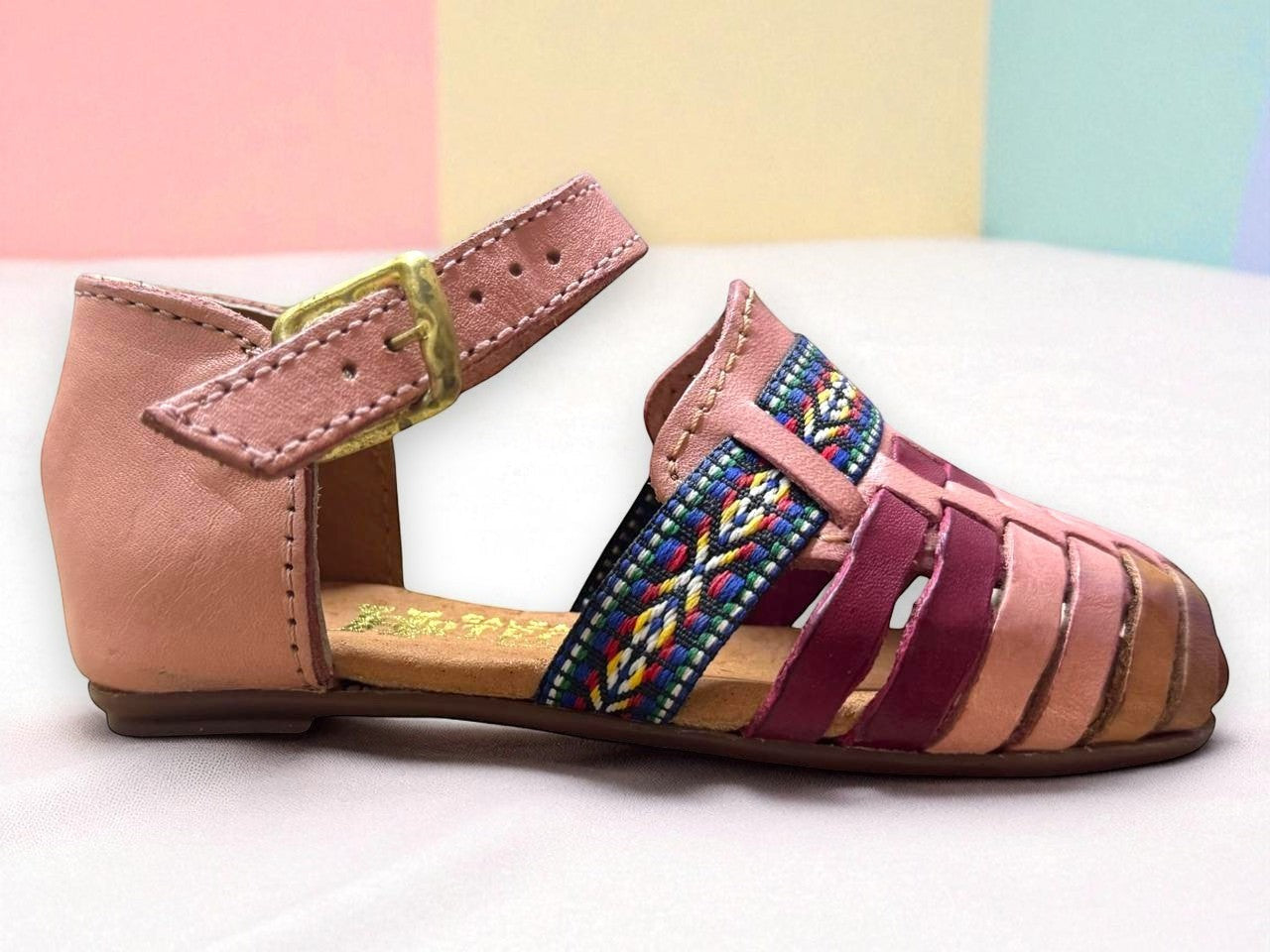 N 3 — Huarache Artesanal Niña · Rosa con Bordado Étnico · Piel Genuina