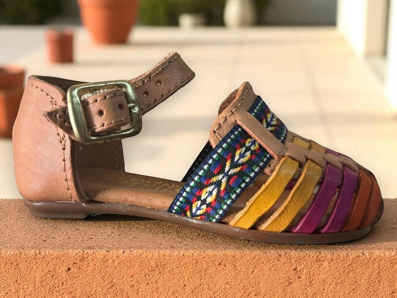 N 7 — Huarache Artesanal Niña · Café con Tiras Arcoíris · Piel Genuina